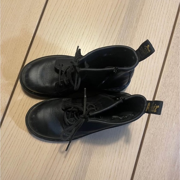 Dr. Martens Kids Black Lace-Up Boots - Picture 4 of 8